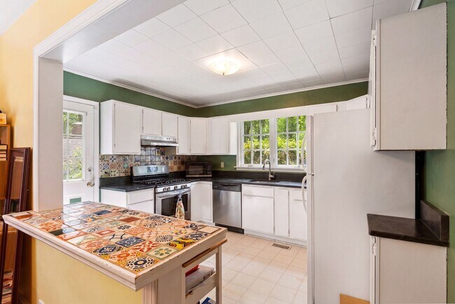 Building Photo - Charming Bungalow in Sunset Hills Neighborhood