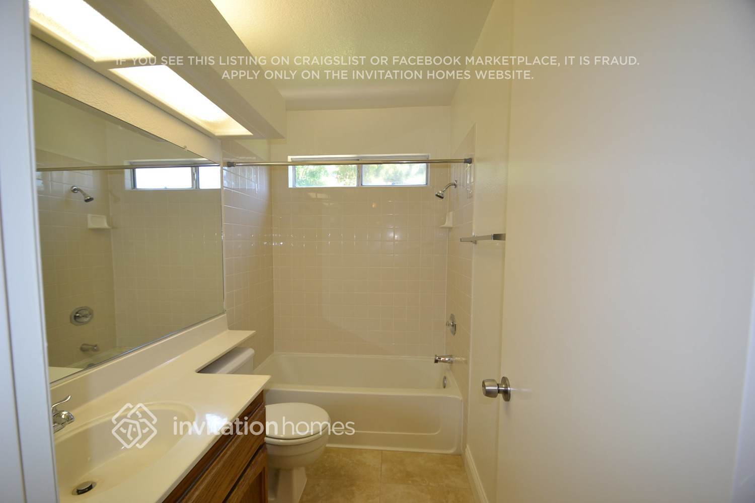 Building Photo - 9417 Soaring Oaks Dr