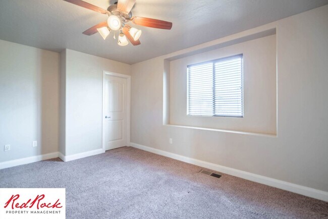 Building Photo - Dog Friendly, Beautiful Southgate Townhome!