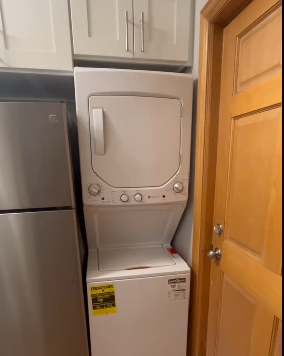 Washer/dryer - 1058 W Granville Ave