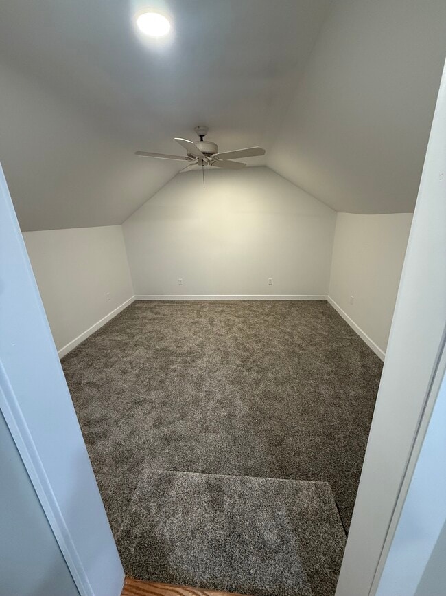 Building Photo - 202 Oak St