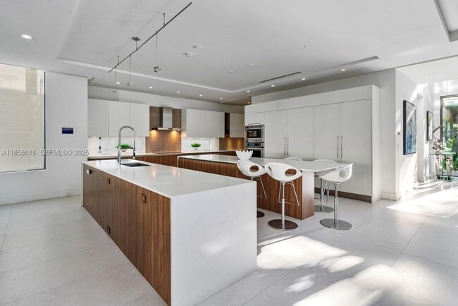 Building Photo - 310 SE 11th Ave