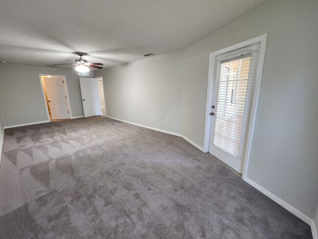 Building Photo - 4/2 Contemporary Style house