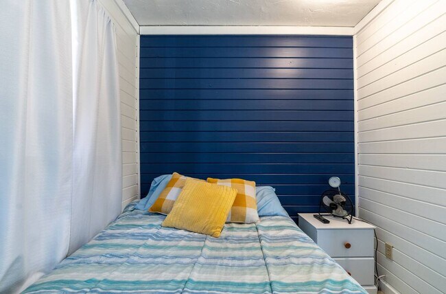 Building Photo - 1017 S Shore Dr