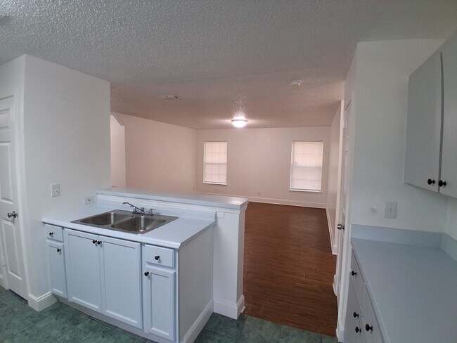 Building Photo - 1744 W 28th St