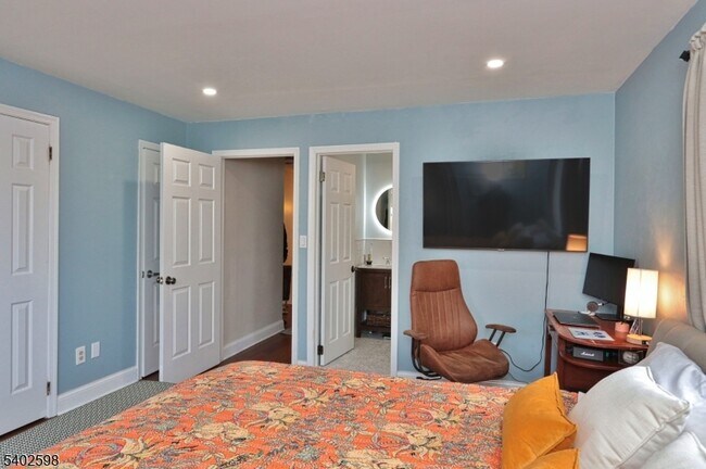 Building Photo - 35 Mews Ln