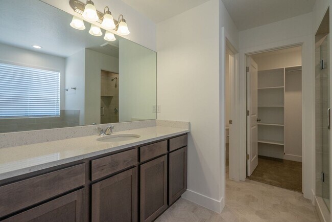 Building Photo - Well Maintained, 3 Bedroom and 2.5 Bathroom Townhome in Desert Color! Internet Included!