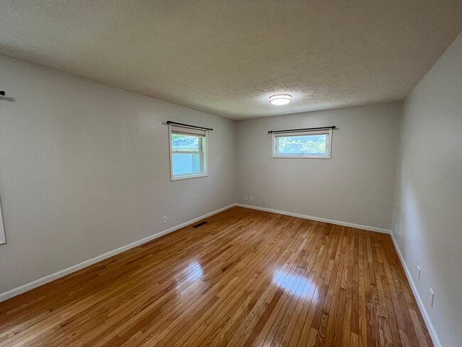 Building Photo - The Little Bungalow of Your Dreams Near East Bay! 2BR / 1BA Long-Term Rental