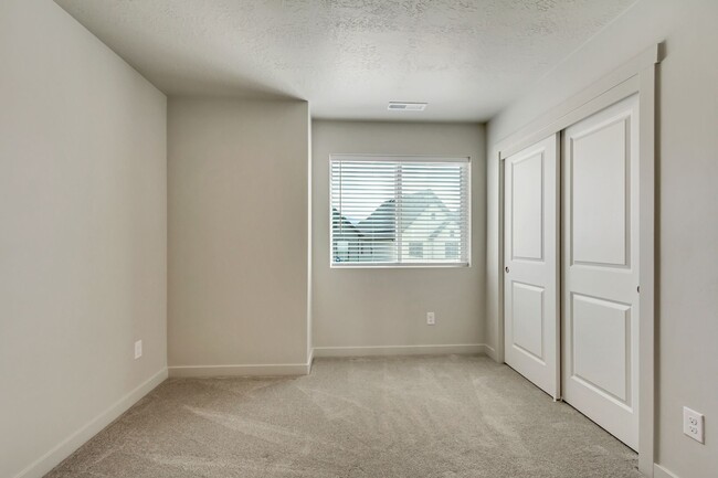 Building Photo - 4 Bedroom 3 Bathroom Home in Eagle Mountain!