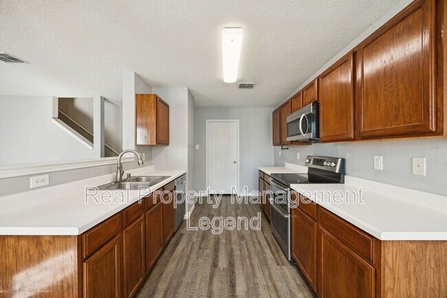 Building Photo - 2900 Sheridan Ln