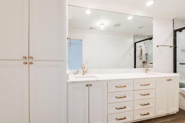 Building Photo - Beautiful Home in Nichols Hills + 3 bedrooms