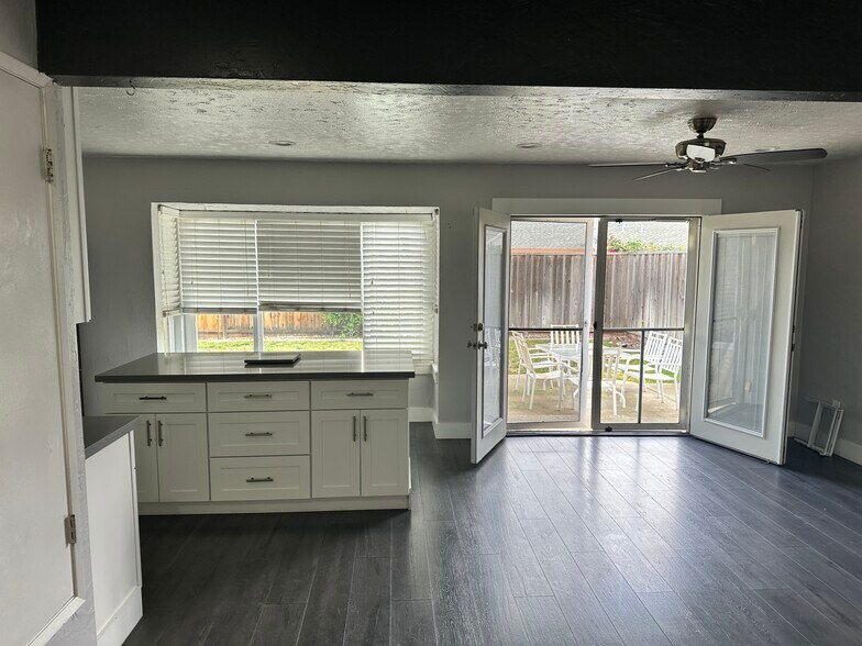 Kitchen/living room - 4864 Chablis Ct