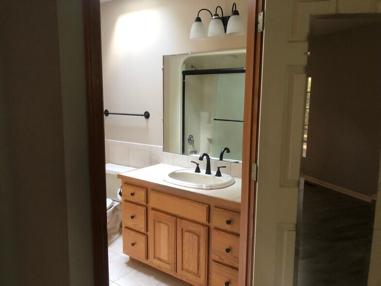 Master bath with new fixtures - 6223 Cross Bend Ct