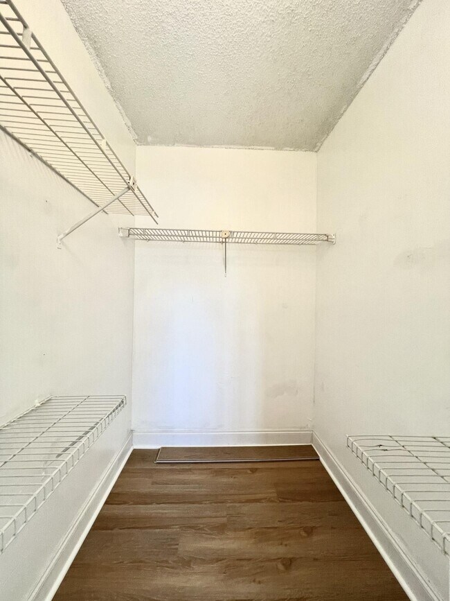 Building Photo - 611 S State Rd 7