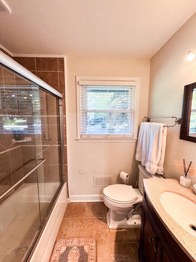 Building Photo - 5415 Larchmont Ave