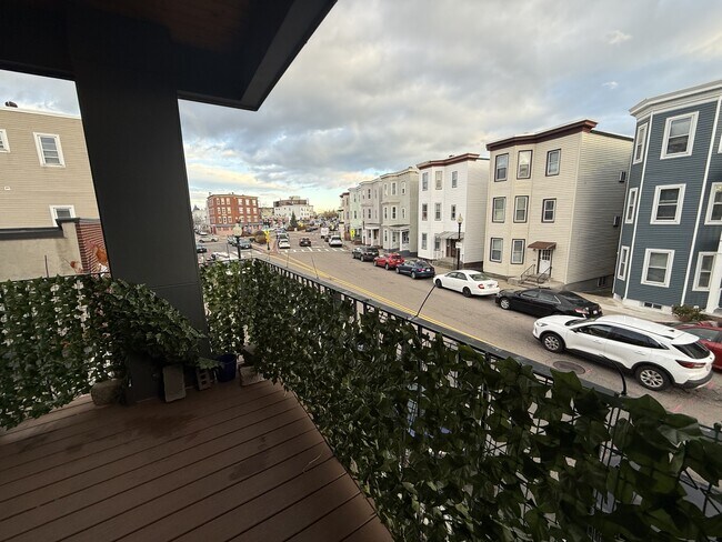 Building Photo - 946 Saratoga St