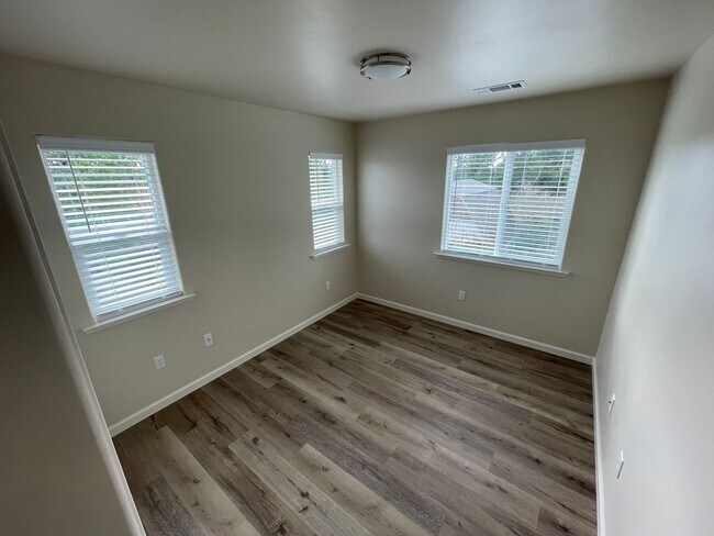 Building Photo - 1122 Chelsea Wy