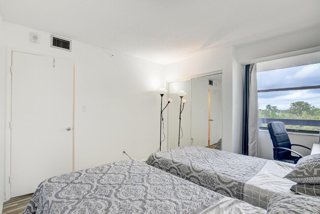 Building Photo - 1915 Lavers Cir