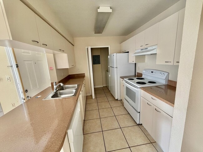 Building Photo - 2550 N Alafaya Trail