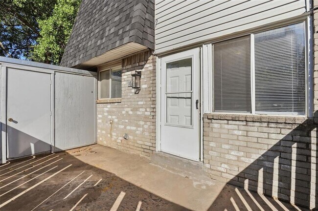 Building Photo - 1628 Claudia Dr
