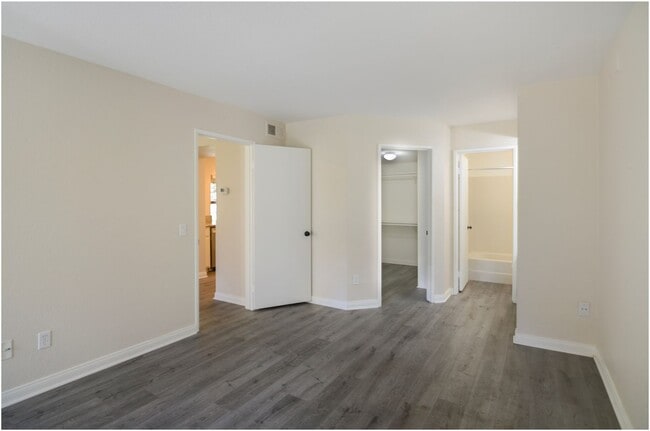 Building Photo - 1 Bedroom Condo - Ritz Pointe!