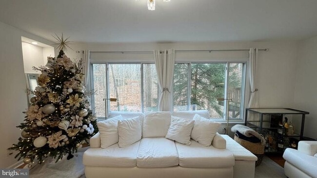 Building Photo - 16031 Dorset Rd