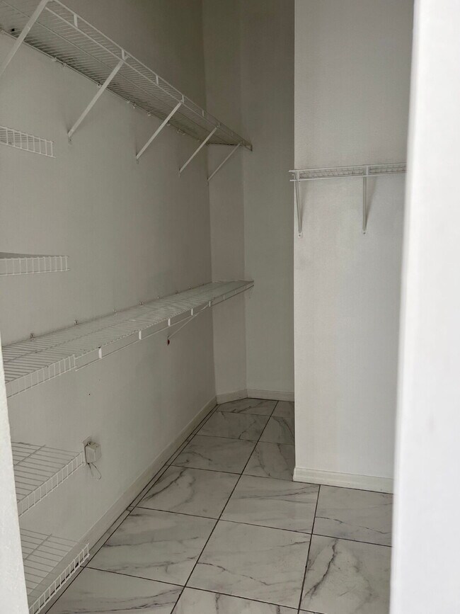 Building Photo - 4 Bedroom 3 Bath Single Family Home