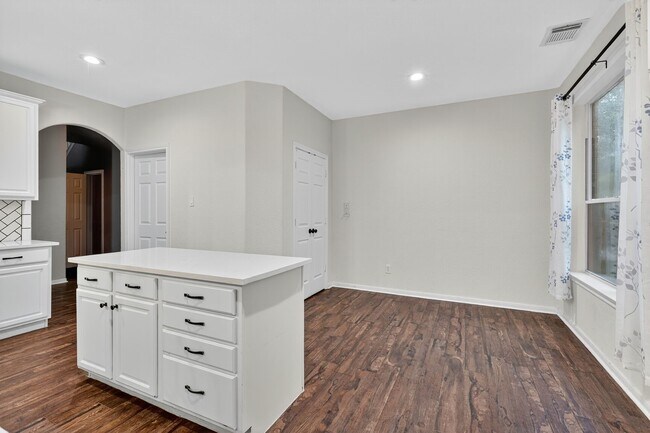 Building Photo - 26 Ebony Oaks Pl