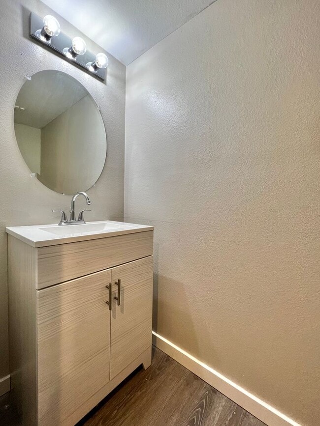 Building Photo - Charming 2 Bed 1.5 Bath Townhome in West F...