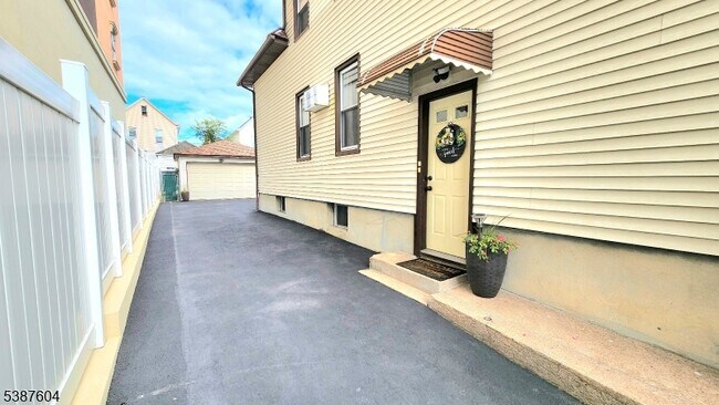 Building Photo - 11 Banta Ave