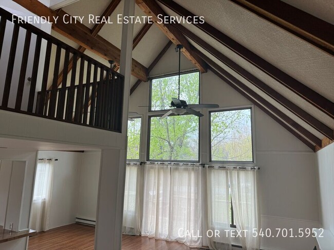 Building Photo - 2042 Hawksbill Rd