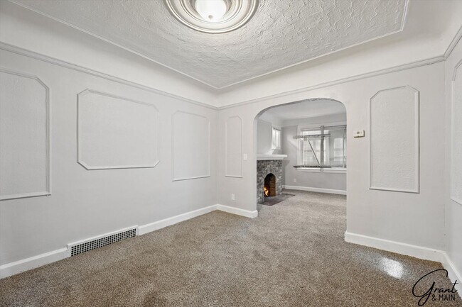 Building Photo - $1250 3 bedrooms