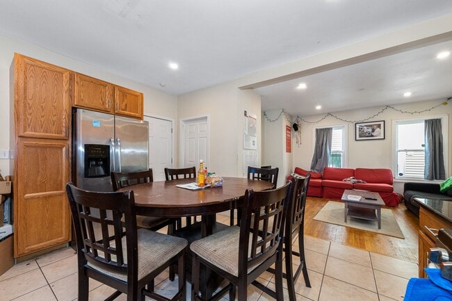 Building Photo - 5 BED/2 BATH ON CALUMET ST. FOR 9/1/2026 WITH CENTRAL AIR