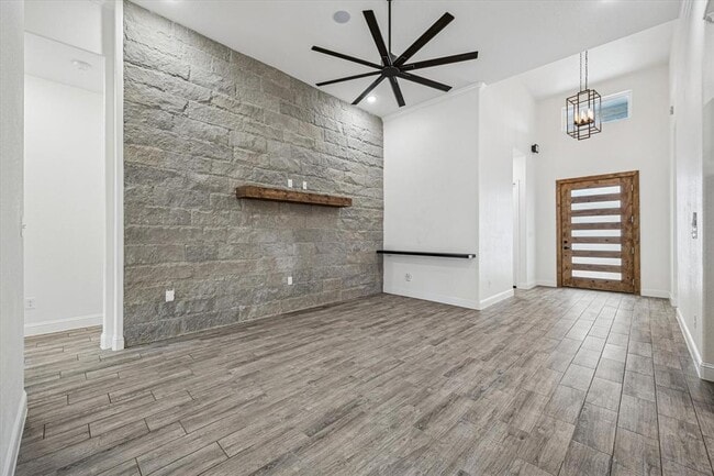 Building Photo - 136 Greg Ln