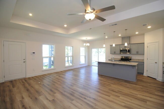 Building Photo - Modern 3-Bedroom Home with Granite Counter...