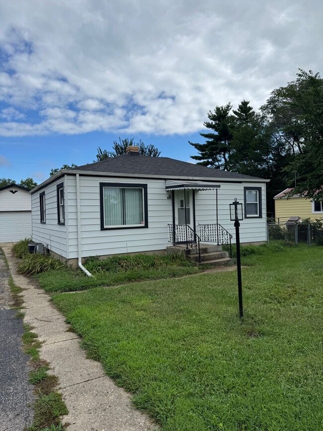 Primary Photo - Two Bedroom One Bathroom Home in Machesney...