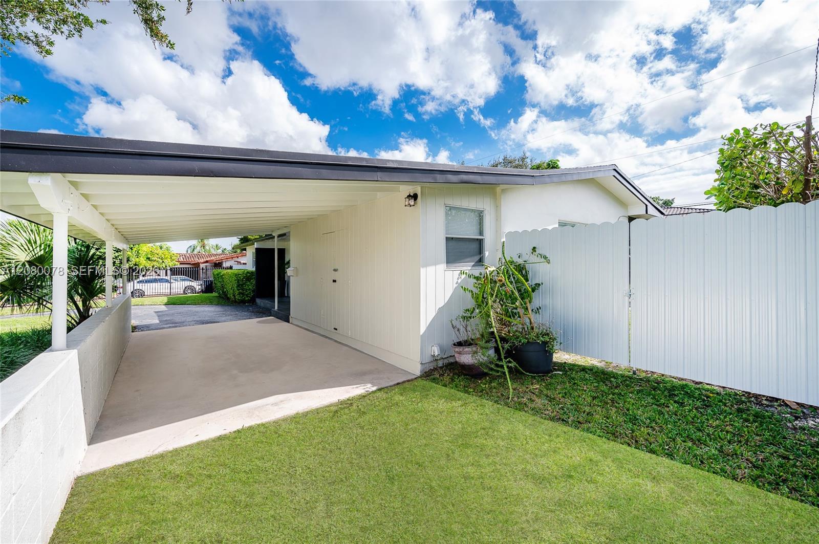 Building Photo - 8810 SW 43rd Ter