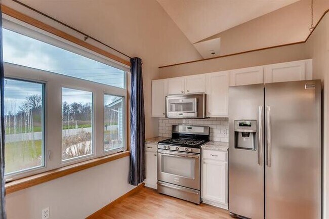 Building Photo - 2831 Carver Park Cir, Woodbury, MN, 55125