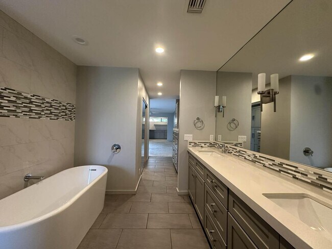 Building Photo - 4 Saturn Cir