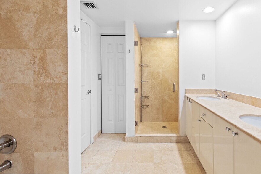 Building Photo - 1755 E Hallandale Beach Blvd