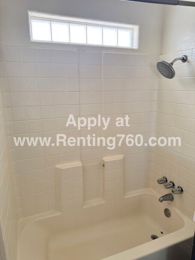 Building Photo - Cute and Cozy 2 Bed Home!