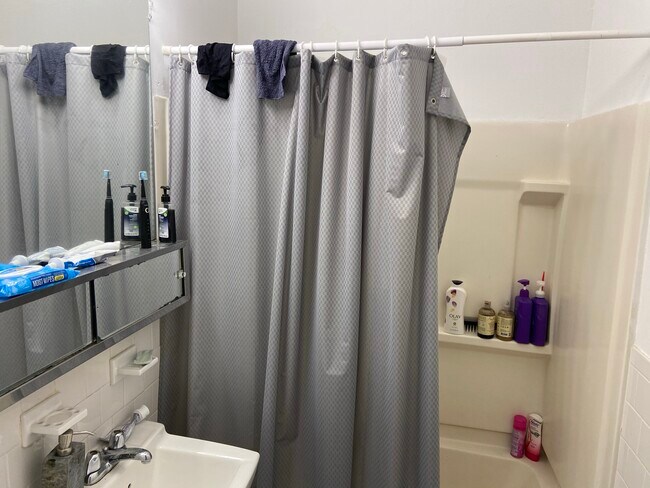 Building Photo - 52 Evergreen St