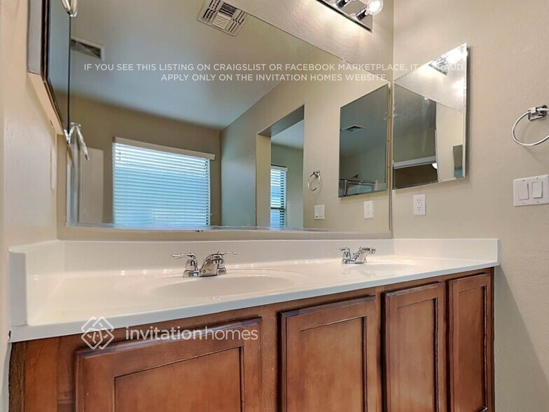Building Photo - 941 S Deerfield Ln