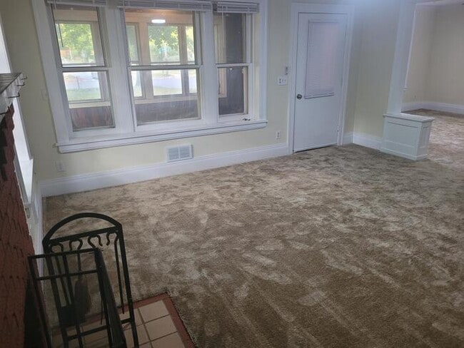 Building Photo - Perfect For Student Housing! 4 Bedroom Hou...