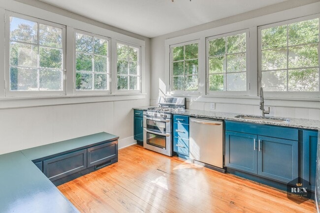 Building Photo - Central Location, Hardwood Floors, Recently Updated