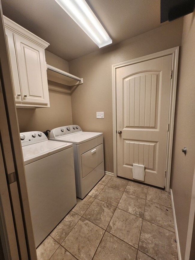 Building Photo - Beautiful 4 bedroom