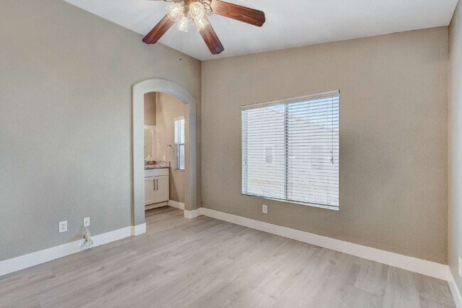 Building Photo - "Charming 2-Bedroom Townhouse Retreat with 2.5 Baths in South Henderson -with Backyard “