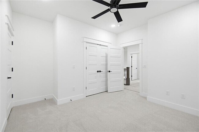 Building Photo - 431 Hedge Dr
