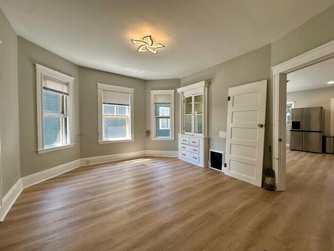 Building Photo - 18 Bromfield Rd