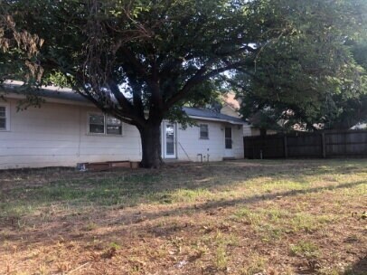 Building Photo - "Charming 3-Bed, 2-Bath Haven on 68th Street, Lubbock - Perfectly Cozy at 1088 Sq Ft!"
